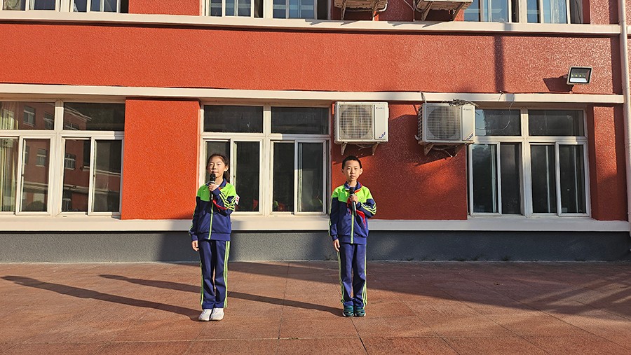 1762479079097 主持人